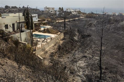 Greece wildfire evacuations: Tourists scramble to leave Rhodes and ...