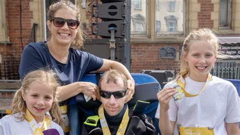 Leeds Rhinos legend Rob Burrow completes Father's Day fun run with children