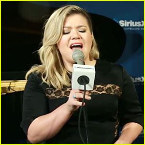 Kelly Clarkson Performs Soulful ‘Give Me One Reason’ Cover – Watch Now! | Kelly Clarkson, Music ...