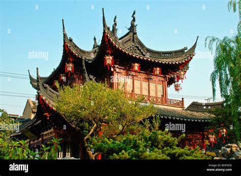 Traditional chinese house with decorative roof at Yuyuan gardens, old town of Shanghai, China ...