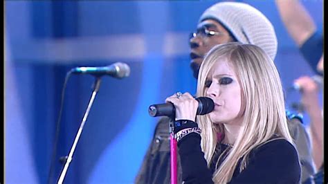 Avril Lavigne - Girlfriend (Live) HD.1080p - YouTube