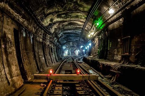 This Photographer Explores New York City's Subway Tunnels in the Name ...