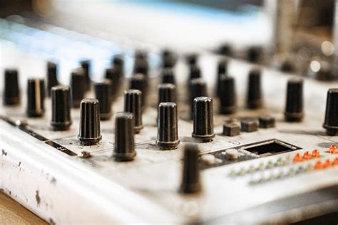 Macro shot of audio mixer knobs - Creative Commons Bilder