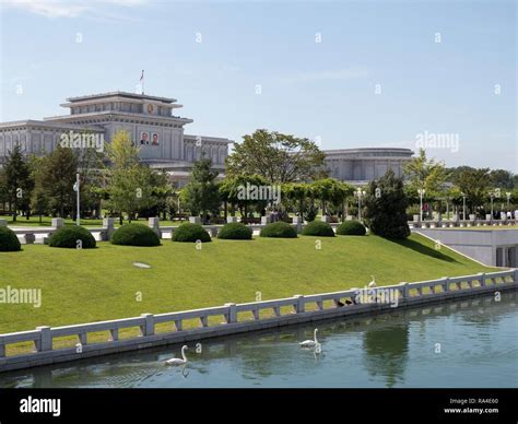 Park with the mausoleum of Kim Il-sung and Kim Jong-il, Pyongyang ...