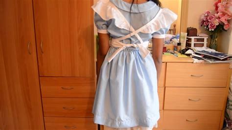 How to Sew a Charming Alice in Wonderland Apron for an Alice Costume | Upstyle