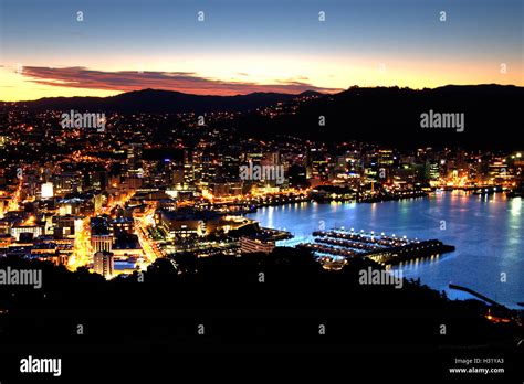 the city and harbour of Wellington, New Zealand at night Stock Photo ...