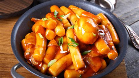 The Korean Street Food Tteokbokki Is Taking Over The Food Scene