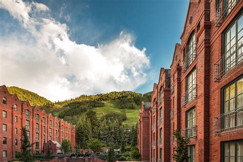 The St. Regis Aspen Resort – Aspen, CO, USA – Hotel Mountain View – TRAVOH