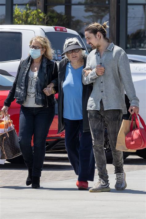 Shirley MacLaine – With family members over lunch at Kristys Cafe in ...