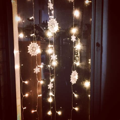 Snowflake window | Ceiling lights, Window display, Snowflakes