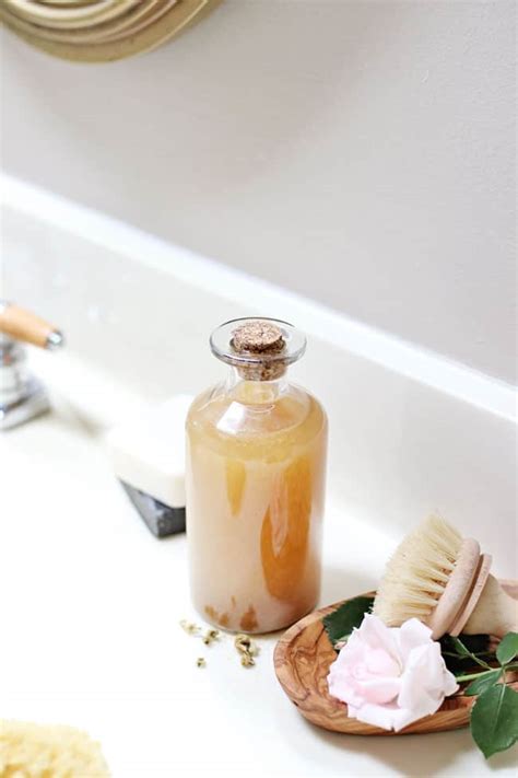 4 Reasons You Should Put Apple Cider Vinegar in Your Next Bath | Hello Glow