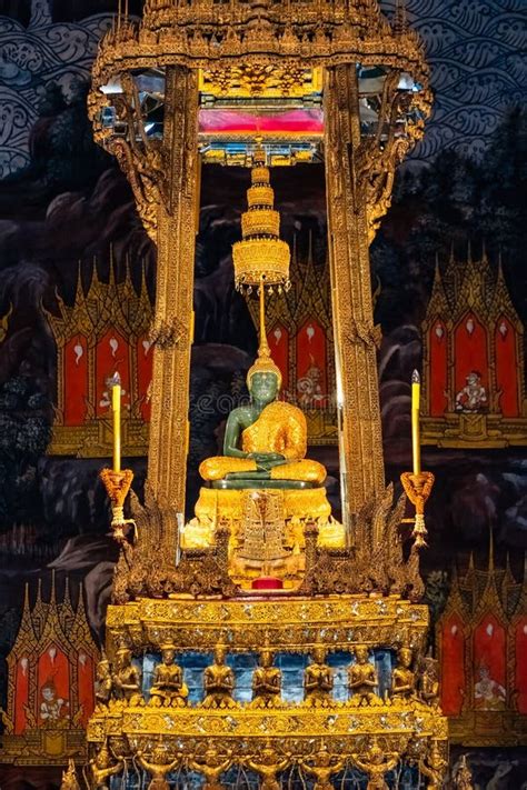 The Emerald Buddha in Wat Phra Kaew in Bangkok, Thailand Editorial Photo - Image of emeral ...