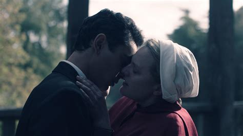 'The Handmaid's Tale': Elisabeth Moss Thinks June's 'Connection' With ...