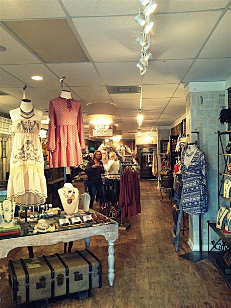 Clothing Boutique Decor Ideas / These 30 small business ideas are specially useful for the ...