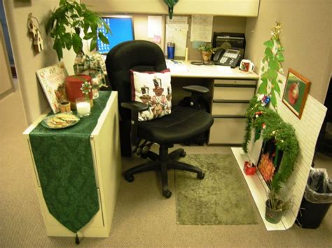 Christmas Decorating Ideas for Office | Office christmas decorations ...