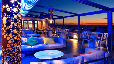 Skyline Rooftop Bar – Bar Review | Condé Nast Traveler