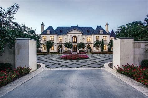 White Mansion with Beautiful Courtyard