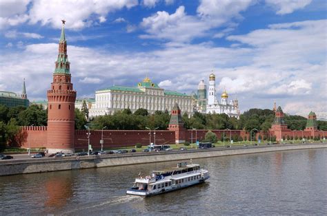 Moscow Kremlin History, Location & Picture - | Castle pictures, Moscow kremlin, Kremlin