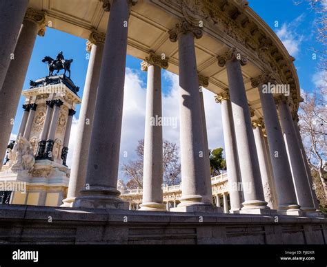 Monumento al rey Alfonso XII en el Parque de El Retiro. Madrid. España ...