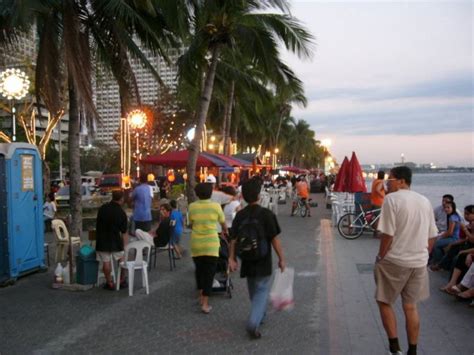 Manila Baywalk - Enjoying an evening stroll at the Manila Bay Walk in ...