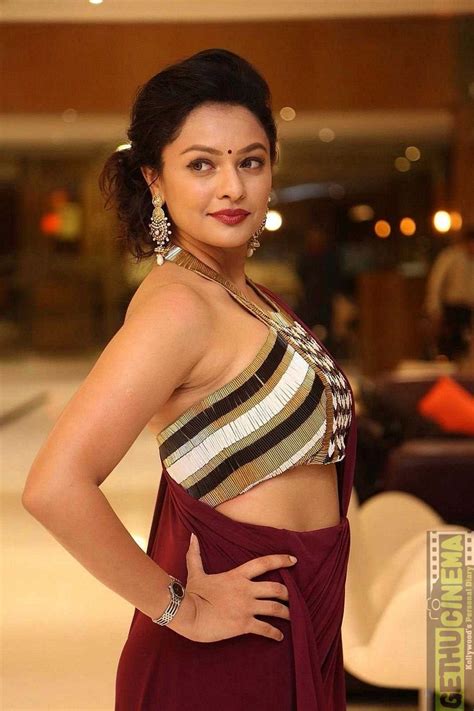 Tamil Actress Glamour Photos ~ Tamil Actress Glamour: Richa Hot Navel ...