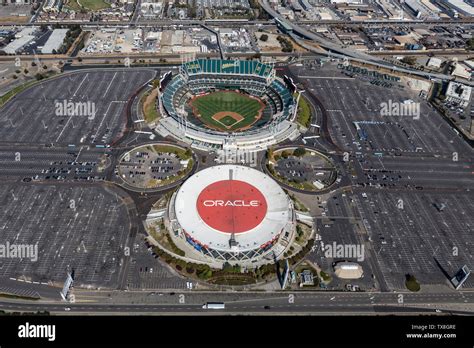 Oakland coliseum arena fotografías e imágenes de alta resolución - Alamy