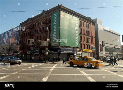 Shopping on West 125th street in Harlem in NYC Stock Photo - Alamy