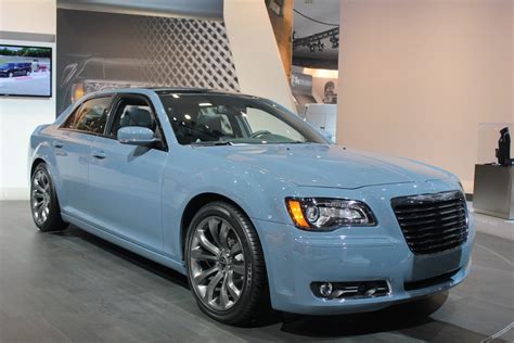 2014 Chrysler 300S front three quarter