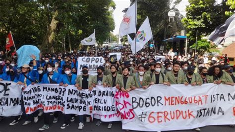 Demo Mahasiswa Tolak 3 Periode Bikin Macet Jalan Istana Bogor