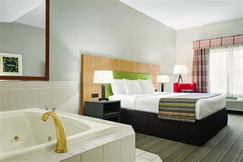 12 Romantic Chicago Hotels with Hot Tub, Whirlpool or Jacuzzi in Room!