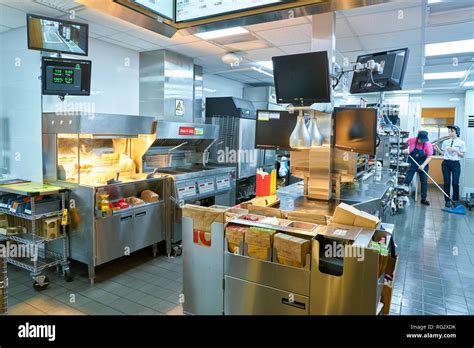 Mcdonald restaurant kitchen hi-res stock photography and images - Alamy