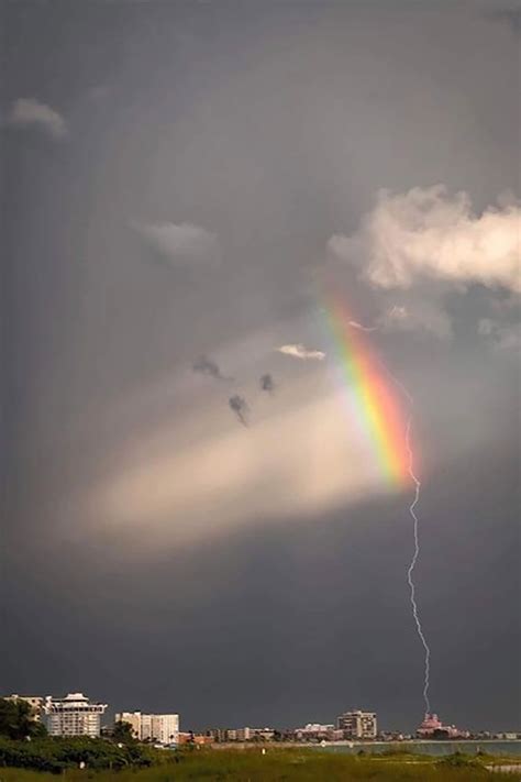 Florida woman in awe after taking 'rainbow lightning' photo