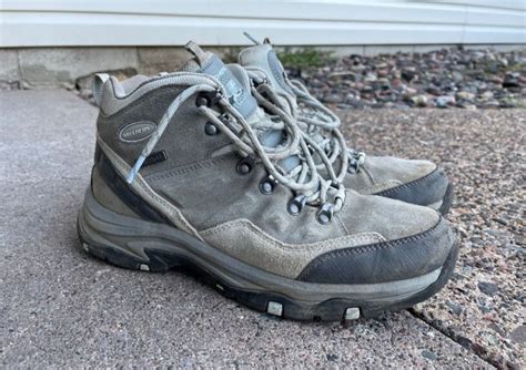 Snow Boots Vs. Hiking Boots [7 Differences & Similarities] 2023 - The Hiking Helper