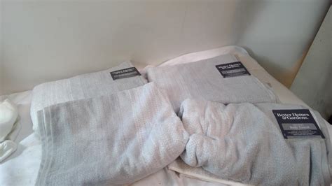 Better Homes & Gardens Bath Towels, 5 Pieces | Property Room