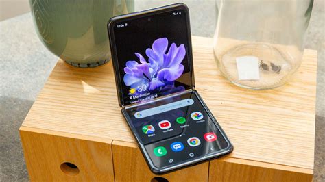 Galaxy Z Flip vs. Galaxy Fold: Which Samsung foldable phone is tops ...