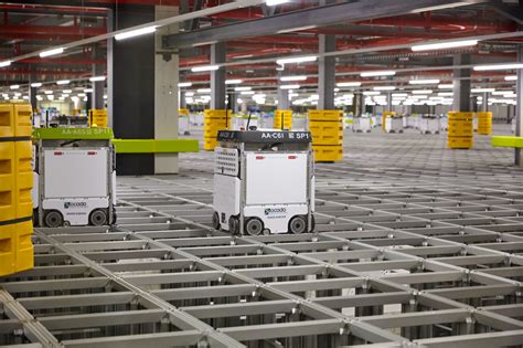 Watch Ocado robots pick groceries in a supermarket warehouse | BT