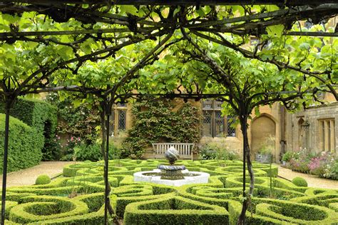My Photoshoot at Sudeley Castle & Gardens – “The Most Romantic Castle ...