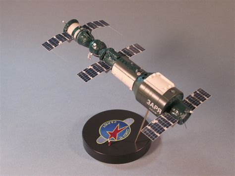 Internet Modeler New Ware 1/144 Salyut 1 Space Station with Soyuz 11