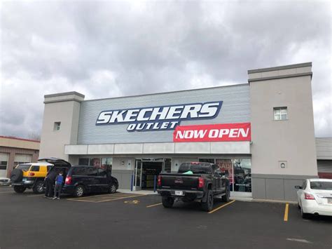 Skechers outlet store opens on 41st Street