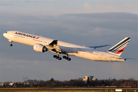 Air France Boeing 777-300ER Takeoff At Montreal-Trudeau - Aircraft ...