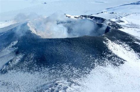 Científicos descubren 91 volcanes bajo el hielo de la Antártida – Inspimundo