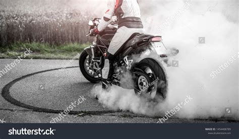 4,853 Burnout Wheels Tire Smoke Images, Stock Photos & Vectors | Shutterstock