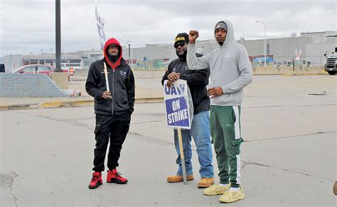 UAW strike: Ford to gradually resume production after tentative deal | Automotive News