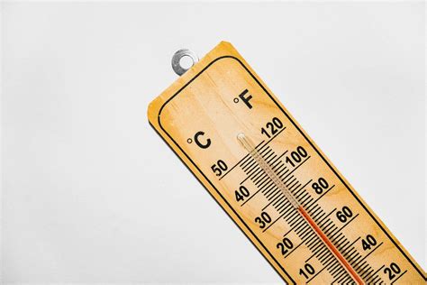 Wood thermometer on white background - Creative Commons Bilder