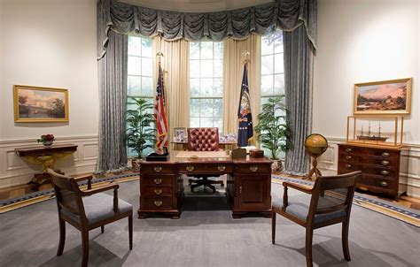 From Roosevelt to Resolute, the Secrets of All 6 Oval Office Desks ...