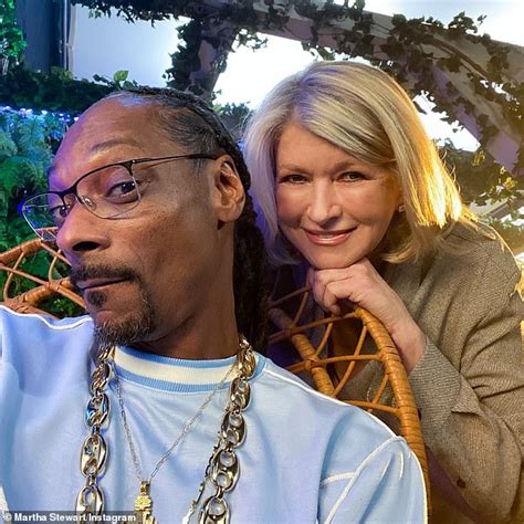 Martha Stewart decorates weed-shaped Christmas cookies with Snoop Dogg for corporate event ...