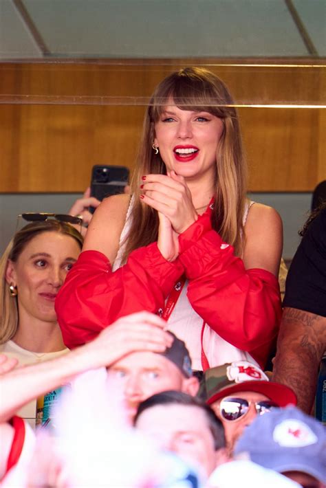 5 Times Taylor Swift Has Proven She’s A True Football Fan