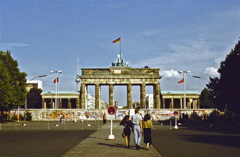 Berlin wall in front of Brandenburg Gate - 1989 | At this ti… | Flickr