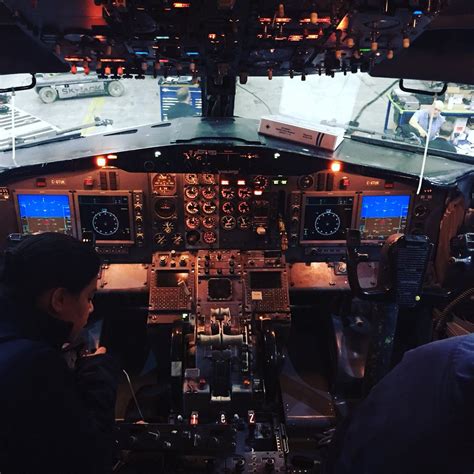 Boeing 737 200 Cockpit