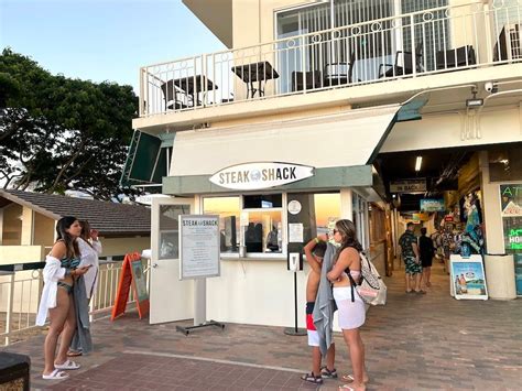 Best Places to Eat in Waikiki on a Budget (2023)